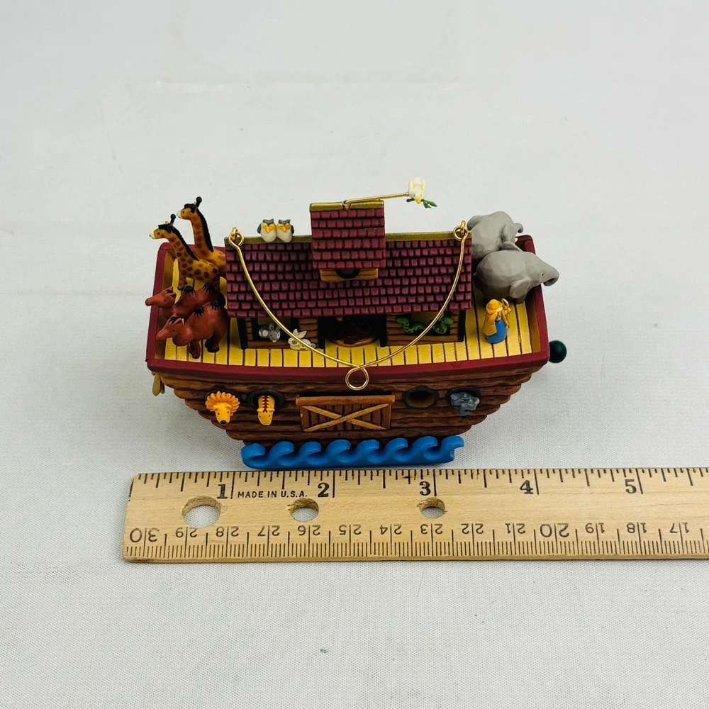 Hallmark Noah's Ark‎ Christmas Keepsake Ornament Hand Crank Movement 2004